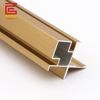 Nẹp viền trên cùng ốp tường kiểu Wainscoting hiện đại màu vàng mờ