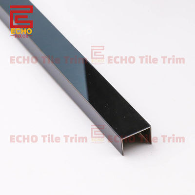 Bên ngoài tường góc cạnh gạch cắt gạch để gạch dải chuyển tiếp