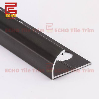 Phòng tắm trang trí bằng nhôm cắt lát tròn màu đen cạnh trang trí