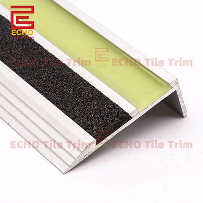 Cầu thang nhôm hình chữ L phát quang viền mũi cầu thang