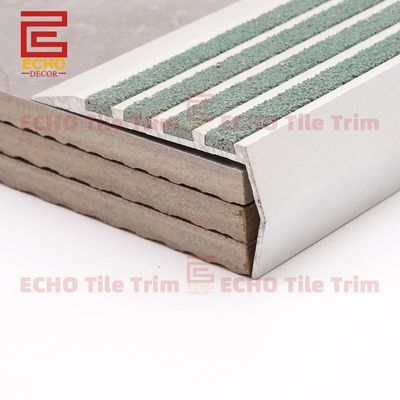 An toàn chống trượt Kim loại Bước Tread Viền cầu thang Mũi trang trí cho sàn